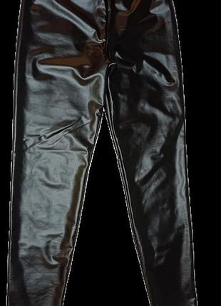 Черные леггинсы из экокожи бренда shein