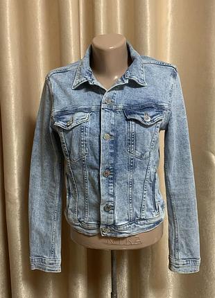 Джинсова куртка denim блакитного кольору розмір eur 38, uk 10