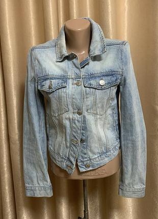 Джинсова куртка pull&bear denim блакитного кольору розмір eur s, mex 26