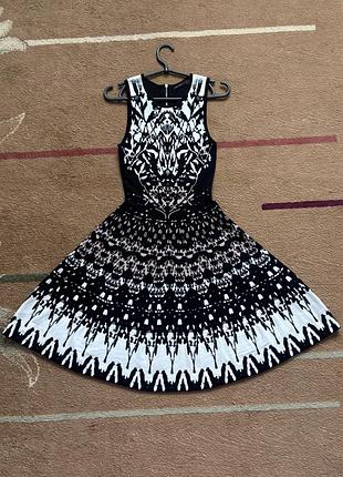 Трикотажное платье karen millen с графическим черно-белым узором и расклешенной юбкой размер s
