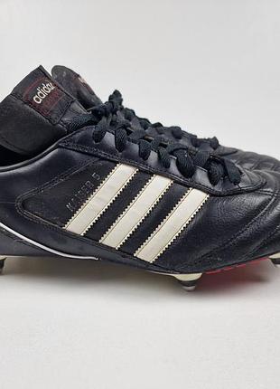 Футбольные бутсы adidas kaiser 5 cup в классической чёрно-белой расцветке.
