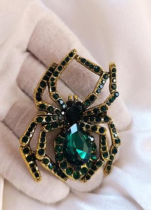 Брошка павук із смарагдовим камінням 💎