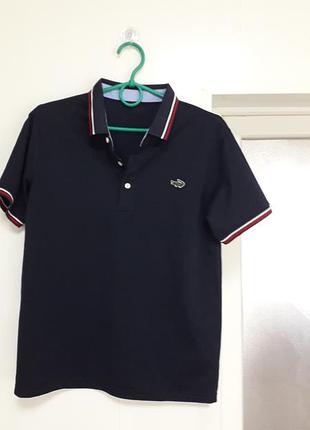 Lacoste 
36/s/44   160/80a
мужское поло темно синего цвета 
Полиэстер 
идеальное состояние ( состояние нового)