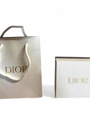 Комплект dior — фирменный пакет и подарочная коробка 14.5х14.5х6.5 см, белый цвет, фактурный картон с текстурой под кожу, стильный