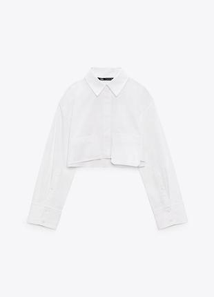 Укорочена біла кроп сорочка zara з коміром та довгими рукавами. передня накладна кишеня.