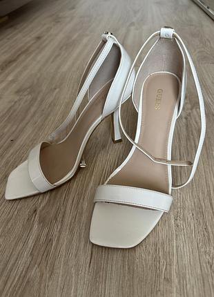 Босоніжки на каблуку від guess