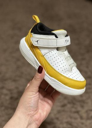 Оригінальні дитячі кросівки jordan 26 розмір б/в