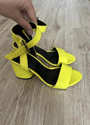 Босоніжки bershka