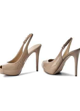 Жіночі бежеві босоніжки на високих підборах і платформі guess