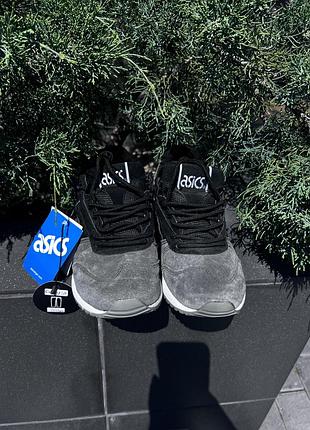 Женские серые кроссовки asics на шнуровке