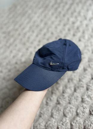 Кепка темно-синя бейсболка nike з металевим логотипом swoosh
