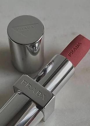 Помада prada