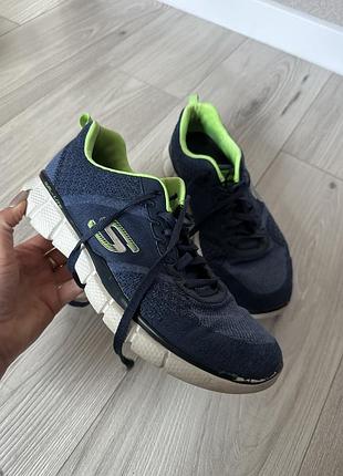 Кросівки.   👟