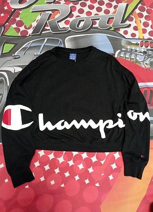 Женский свитшот champion с большим белым логотипом.