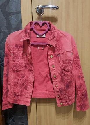 Яскрава джинсова куртка amn jeans на лвто. коротка,  рукав 3/4. , размер s. носили изовсис мало,шира в шкафу. дополнительные фото по необходимости