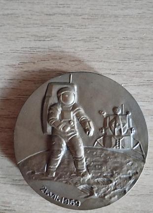 Пам'ятна настільна медаль, присвячена першій висадці людини на місяць