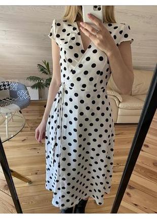 Платье в горошек на завязке 
boohoo