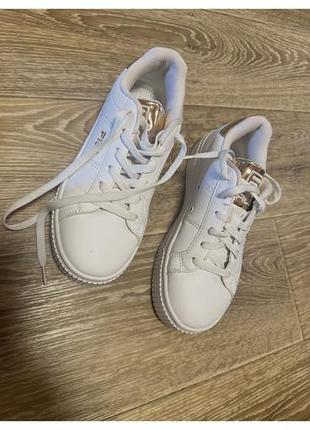 Білі кросівки fila