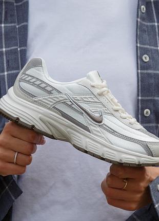Nike initiator beige