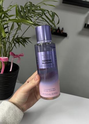 Спрей вікторія сікрет serene blooms