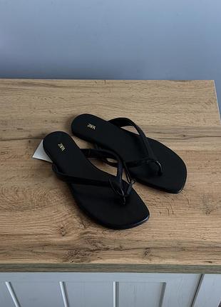 Вʼєтнамки чорні шкіряні zara