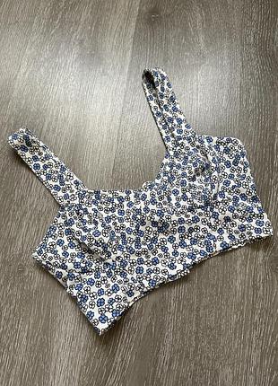 Топ на бретелях topshop petite кроптоп у дрібну квіточку у квітковий принт жіночий літній короткий бавовняний блакитний з чашками
