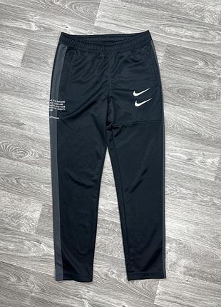 Чоловічі спортивні штани nike sportswear swoosh з подвійним лого, чорний колір, розмір xs/s