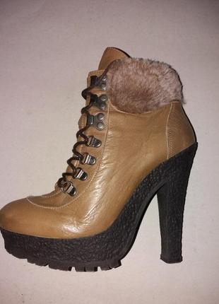 Гарні шкіряні ботинки, іспанія