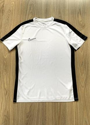 Мужская белая спортивная футболка nike academy slim fit