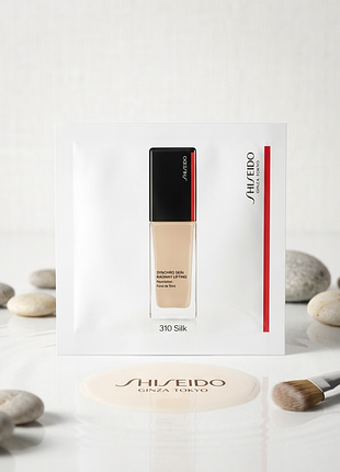 Shiseido synchro skin adiant lifting foundation тон: 310 silk (шовк) 1 мл : тональный крем с эффектом сияния и лифтинга семпл