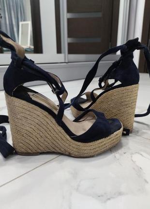 Босоніжки на плетеній платформі з переплетенням по нозі paloma barcelo