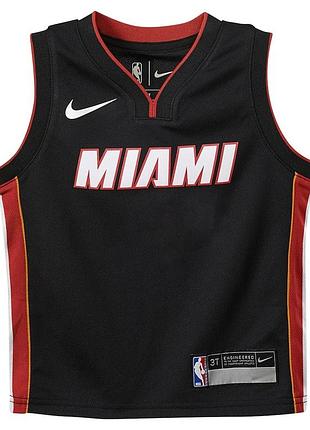 Официальная игровая майка команды miami heat в черном цвете с красными и оранжевыми акцентами