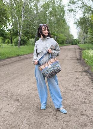 Містка сумочка з етнічним принтом