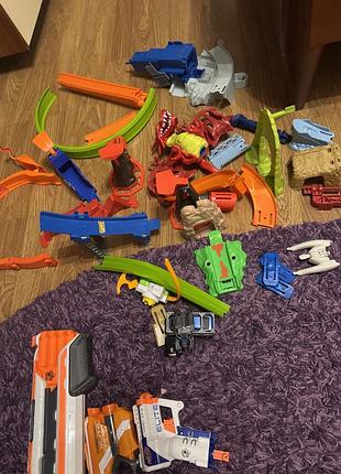 Елементи траси hot wheels та оригінальні пістолети nerf