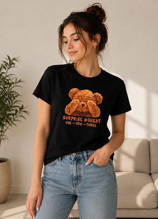 🧸 стильная черная футболка от shein с трендовым принтом «surprise moment»