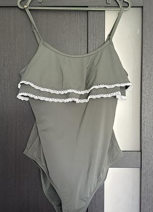 Суцільний купальник primark кольору хакі з воланами