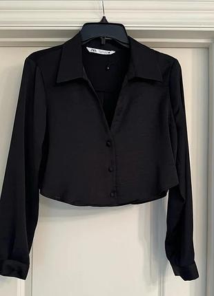 Укорочена сатинова чорна сорочка zara з коміром та v-подібним вирізом з довгими рукавами