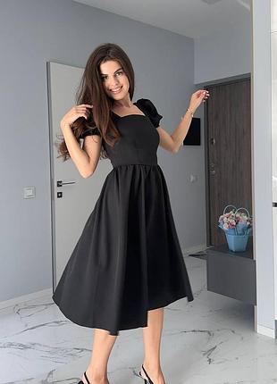Лаконичное платье из плотной ткани для самого важного дня