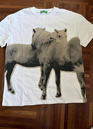 Нова біла бавовняна модель від united colors of benetton із принтом коней xs 34 італія 🇮🇹
