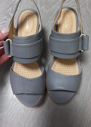 Жіночі шкіряні босоніжки clarks