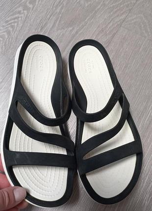 Жіночі шльопанці crocs