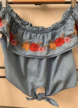 Блакитний джинсовий топ forever 21 з відкритими плечима та квітковою вишивкою.
