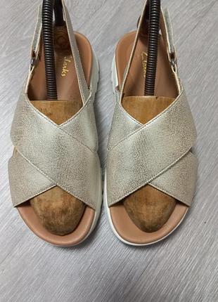 Кожаные женские босоножки clarks