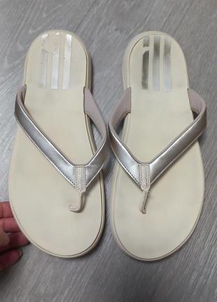 Фирменные шлепанцы adidas