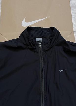 Оригінальна легка вітровка nike розмір xl чорного кольору. в гарному стані.