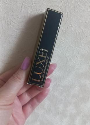 Avon luxe увлажняющая губная помада. расквитающий сад