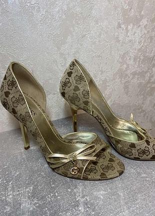 Вінтажні вечірні туфлі бренду guess з відкритим носком (peep-toe)