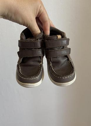 Шкіряні дитячі черевики на липучці хлопчику clarks . розмір 22 cm. оригінальне дитяче взуття