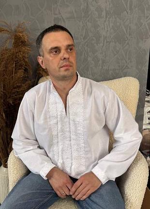 Сучасна чоловіча вишиванка в білому кольорі з неймовірною вишивкою