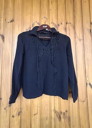 Элегантная черная блуза zara basic с кружевом и рюшами.